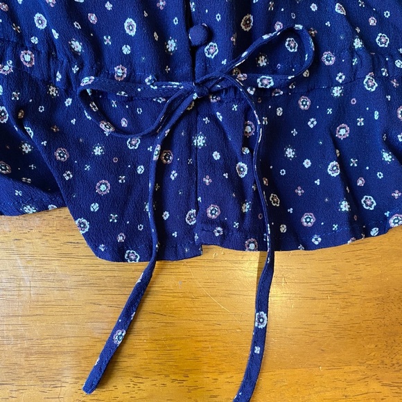 Rails, Beaux Blouse, Navy Foulard Floral Ruffle Button Long Sleeve Peplum Top - Picture 7 of 8